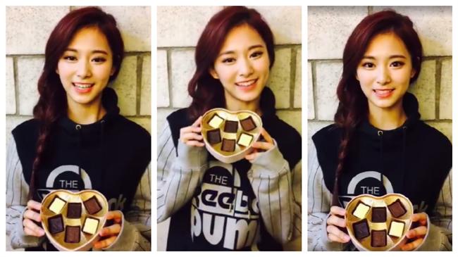 周子瑜捧巧克力瞇眼笑　陪你過情人節