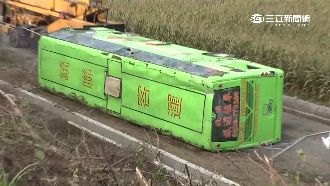 疑輪胎壓物　統聯客運失控衝邊坡側翻