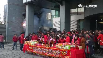 三立熱鬧開工！美女主播旗袍裝超搶鏡