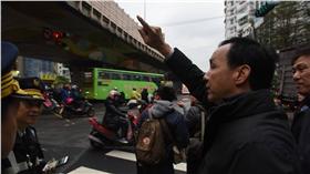 朱立倫視察忠孝橋三重端　（圖／翻攝自朱立倫臉書）