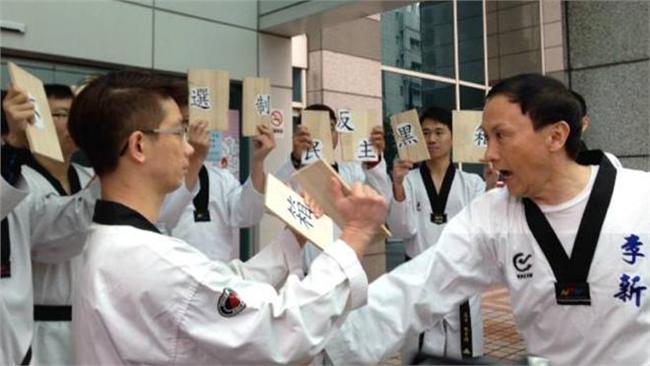 影／擊破陋習！李新劈8片木板後求饒
