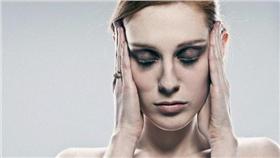 頭痛示意圖，翻攝自每日郵報
http://www.dailymail.co.uk/health/article-3443783/How-PENCIL-cure-headache-Holding-teeth-relaxes-muscles-jaw-easing-tension-triggers-pain.html