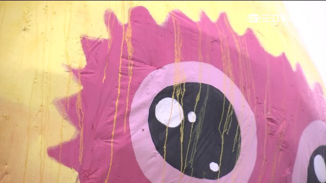 雨後竟掉漆！福祿猴落下「黃色眼淚」