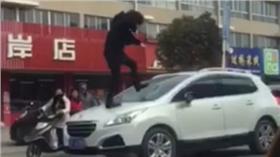 大老婆怒踹外遇老公車（圖／翻攝自塩城123網）