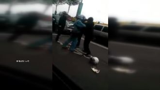 騎士逼車挑釁開打　只因為互看不順眼