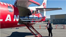 醫療專機/flickr/Phillip Capper/https://www.flickr.com/photos/flissphil/4062171983/in/photolist-7bXGcZ-akHC9c-fjHwiy-fjtbBt-fjHgqm-fjHcrG-abeHT8-7cYXkM-3gdFUJ-D4pYtU-kGaHH3-iLXZK4-fjtqBZ-fjH3Dy-fjtAbX-fjtvti-fjsYrp-8sG6v5-eGrr1D-abhEXy-abePGt-84TDnJ-6s37ui-iLZ6PV-j4Np9N-bsKFbN-7d3QC5-aYKVVZ-abhEnd-abeHqB-91hZvo-abeP6Z-m994Z-abeFs6-abhwn1-abhEgY-iLYUoD-abhDSu-abhvMA-kGaE49-utahoo-iLZrhd-iLYZ6V-iLZwUf-iLYZMK-kG96Le-u554JA-wymL6K-bsKDbA-asQc3q