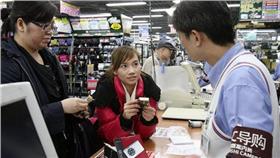 陸客觀光客日本掃貨。（圖／美聯社／達志影像）