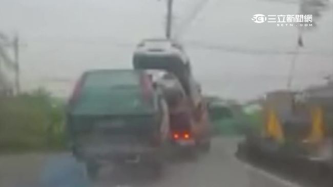 拖吊4輛廢車疊疊樂　搖晃遊街嚇死人