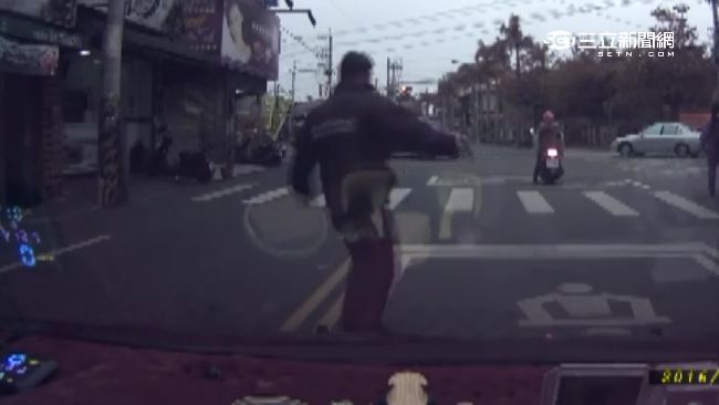馬路就是武鬥場？男翻跟斗穿梭車陣
