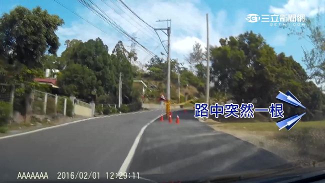 電線桿卡路中兩個月　地主抱怨移除慢