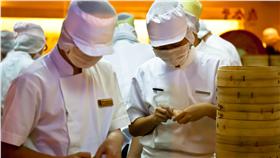 ▲鼎泰豐。（圖／翻攝自jar [o], Flickr CC License）
https://www.flickr.com/photos/jariceiii/8149163447/in/photolist-dq7Ao4-94Jc3e-94MdXj-94Mcuh-5Zg8KJ-h7orKc-h7oq4X-94J7pH-94M9cu-94M7ss-94M3Eb-94HXwH-4aDeAh-6b4F41-6aZvVR-6b4EMh-6aZvFH-t9zYA1-cAVwF3-f8zeHS-qnrnrf-4Aah11-4A61Dp-seUjj9-sUjb8s-n1tXJB-aLuBXH-aLuArz-aLuCkr-h6QH5V-wvJXSp-aLuD4g-aLuCGg-aLuBzV-aLuBdP-aLuAQT-aLuA3V-aLuzzV-94gwRW-iydbay-8ukBkC-7kBxS4-8bL2Bc-7BgTZN-2zzCFk-iydpD4-iydcTo-iycRPV-iycR22-a1Zm34