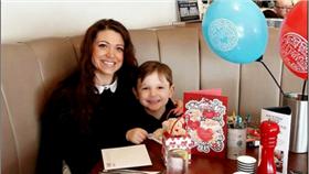 ▲（圖／截取自《每日郵報》）
http://www.dailymail.co.uk/femail/article-3448114/Four-year-old-boy-reduces-waitress-tears-taking-newly-divorced-mother-Valentine-s-Day-meal-producing-jar-PENNIES-pay-bill.html