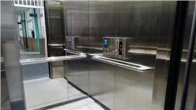 日本,電梯,輪椅,身心障礙,鏡子,建築（來源：三玉國小http://www.syups.tp.edu.tw/xoops_syups/html/newweb/accessibility/hard7.html）