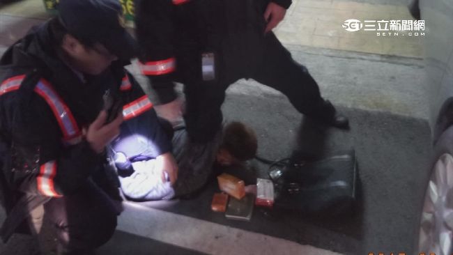 拚了！街頭肉搏毒販　員警3分鐘制伏