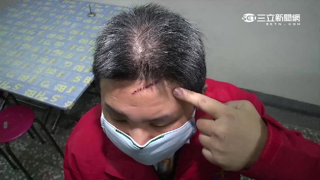 路邊等客人　運將遭惡男拐杖鎖攻擊