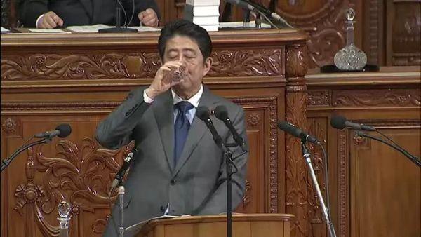 安倍喝水被酸爆　網友批議員：沒水準