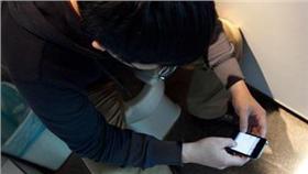 廁所、滑手機／百度
