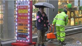 ▲中國旅客無視南韓觀光區禁菸令。（圖／翻攝自《韓國時報》）
http://www.koreatimes.co.kr/www/news/nation/2016/02/116_198152.html