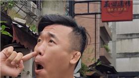 武術家在朱雪璋道場挖鼻拍照(圖翻自王毓霖臉書)