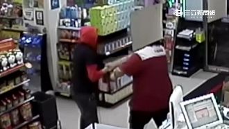 「死侍」是你？老外搶超商遭店員壓制