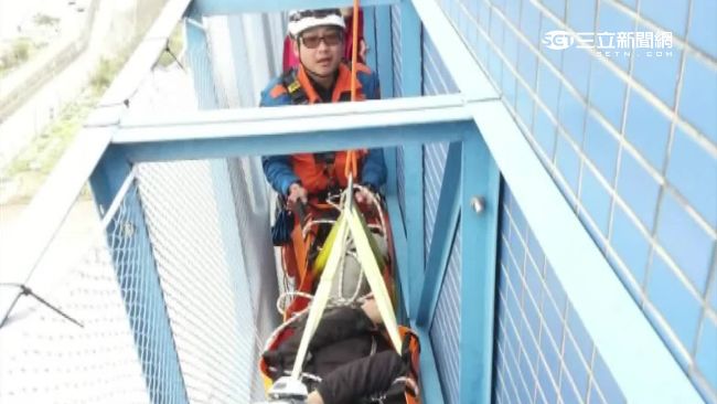 雲梯車升不到43米高 特搜隊垂降救人
