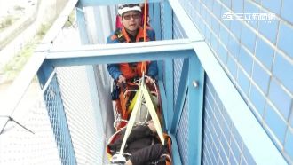 雲梯車升不到43米高 特搜隊垂降救人