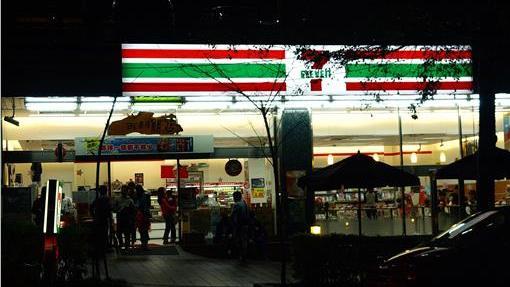 佔位玩電腦被勸離　女怒告超商店員