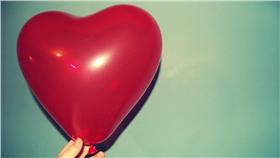 氣球（圖／攝影者half alive - soo zzzz, Flickr CC License）
https://www.flickr.com/photos/batterypower/2835996135/in/photolist-5jBdR6-m1aUS-AhDZV-ft1oUj-agxLh6-a2hoDJ-6knCgd-bC9jdS-CpTnuE-4aXpNv-C6QVte-6zycwa-7BY5u2-bsF6i-7C2TbJ-agxL7p-agAz5u-drxWqL-7BY5tn-6NS3ku-4isbmf-edoBVL-bW8gNw-65qrya-29CX23-An4GS-57rWH-6ek7QP-4MoLtV-bt1Tpv-b7hLMe-5ZGJEX-ep9hZ-2jK2AF-4XJCtW-9jGqTB-AyMrWw-dQ8548-btt59t-7vQxjY-6Xy4As-m7zLg7-9fWctK-5rNnJy-auXSfH-9Egtgf-qJZqj-4SnVwx-9hTPYb-2QMdu