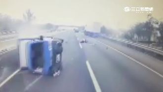 驚！貨車疑爆胎翻車　駕駛遭甩出車外