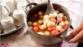 ▲湯圓含高熱量。（圖／攝影者木由子攝影, Flickr CC License）
https://www.flickr.com/photos/katechin/4621041516/in/photolist-83m3DA-93QzY9-93QzHh-93Mv8F-6GneGk-93KwU3-8tU4hk-8tU4fe-aYJh9g-93Kx4o-93Gsj6-93KwXu-93Gsar-93Gs6e-93Gs3M-6GntHP-8KKuAQ-9X2W9j-uXJg6-aVieDz-8KGr2r-8KKctW-8KG7WM-8KFFq6-87geUs-qB1Y3q-aYK2vX-qDfRQz-pGuj62-qB1XMW-qD8AF6-qDid6a-qD8zWk-qmJwJ7-pGuju8-87g3rY-7GQkMg-7ek9PL-7MeRZm-7MaSTn-7K5TVa-5W5275-8tX8qN-8tX8ps-8tU3sR-8tX8ku-8boymC-8UyV3H-8UyvTv-8UyqAF
湯圓,熱量