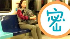 ▲男子自備藤椅坐在捷運車廂門口看報。（圖／翻攝自爆料公社臉書） https://www.facebook.com/%E7%88%86%E6%96%99%E5%85%AC%E7%A4%BE-162608724089621/?fref=ts 
捷運,藤椅,看報