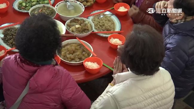 獨／旅遊團省成本　帶公嬤吃免錢佛飯