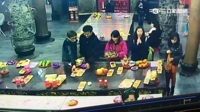 舉頭三尺有神明！賊偷供桌彩卷速被逮