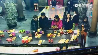 舉頭三尺有神明！賊偷供桌彩卷速被逮