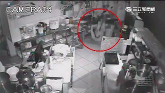 直擊「蜘蛛賊」！小偷狠摔仍咬牙搜刮