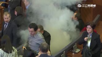 科索沃在野黨夠狠！在國會噴「這個」