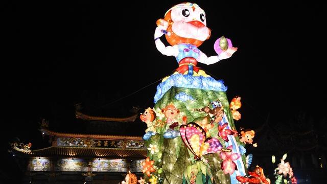 南投走春最彭派　花燈火車閃亮載客