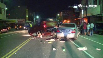 休旅車、賓士遭撞　肇事者是高中同學