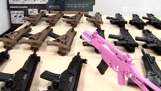 武哈祭賣假槍！囂張贗品攤設真品旁