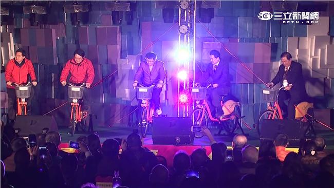 柯文哲舞台上踩腳踏車　點亮福祿猴
