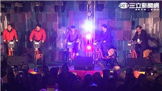 柯文哲舞台上踩腳踏車　點亮福祿猴