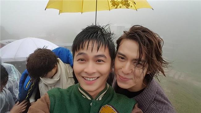 楊銘威貼臉陳楚河　合照後方有亮點