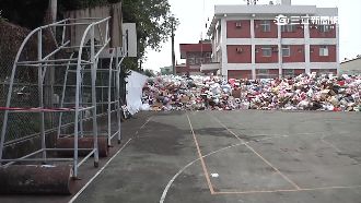 資源回收物全堆籃球場　業者說出真相