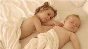 ▲媽媽們快領取國民年金生育給付！（圖／攝影者mulan, Flickr CC License）
https://www.flickr.com/photos/yuchao_li/5935882923/in/photolist-a3wXc2-a3yV6c-nSoUNi-7Ab8D7-a3zKFJ-a3yV8Z-a3zKBG-2y3uU-a3wTN4-7Lp3nD-a3yVc6-oEGv1Y-a3wTPz-jA2V8-7L583H-a3yVf6-7L8Zvs-a3BMyw-9X9Rpn-7L4Zf6-a3yVi8-2yiJD-7LCfQM-6Z3ma-7L9bt1-7Lp9on-a3BMwJ-a3BMmd-7LGhQ5-7JC89s-5PXBPz-7L92Qo-8YoAa8-7L56pe-a3zKDE-a3wTSr-7LsXqj-7KmtQD-7HqTgx-7L93zY-7LG91u-7L59LZ-4yD86-e7kyyt-7L597a-8uW4Ee-e7kyPM-7KowL6-7L8UZ1-7LsZKY
生育,給付,嬰兒,媽媽