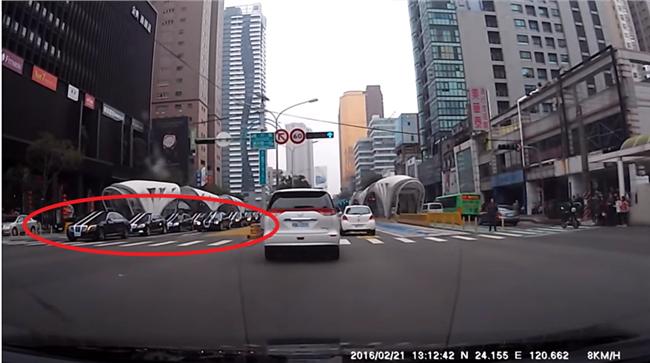 角頭之母出殯封路　統神又開砲酸警察