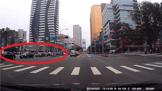 角頭之母出殯　賓士車隊送行畫面曝光