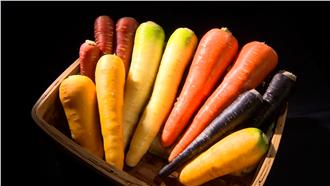 被染色的胡蘿蔔？紅橙黃黑通通有？
