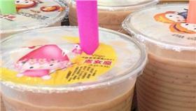 ▲塑膠容器裝冷飲也會溶出塑化劑和雙酚Ａ。（圖／攝影者Maurina Rara, Flickr CC License）
https://www.flickr.com/photos/maurina/10702134064/in/photolist-hiHeAQ-QGB1q-8b5Qod-QGB5Q-iBtVZh-dVbu5K-4eLhTj-9cpDYv-ePMEiW-ccAS7h-4zaSQn-9hxhaQ-8KXGfS-atVp92-qqLVsE-6f63q2-hWmviH-dD1jwn-EyzHU-5Vumk3-e56Px2-dHEUPE-aEeVmd-dHzuFt-rnhyhN-xxEcpf-DuBm2e-Dnm4R6-Dk3iiW-Dnm2nt-DuBp4X-DuBo3D-DsivdE-Cx72KG-CW7vwR-D3uDCG-CW7rW4-CxdVqT-CW7tCF-DnkRj2-CW7r42-DnkLxZ-oae8vC-7iim8u-2KahSW-p8xJBm-76vpJJ-or61FA-stQdca-wv2ptH/
塑膠,塑化劑,雙酚A,飲料