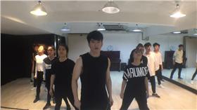 jr練舞椅子滑走 圖/翻攝自JR 紀言愷臉書