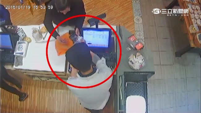 影／抽回大鈔騙找零　歹徒專找麵包店